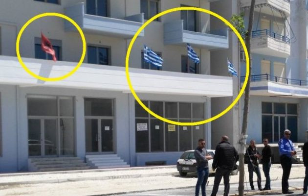 Τσάμηδες επιτέθηκαν σε κάτοικο της Αυλώνας επειδή είχε ελληνικές σημαίες στο σπίτι του